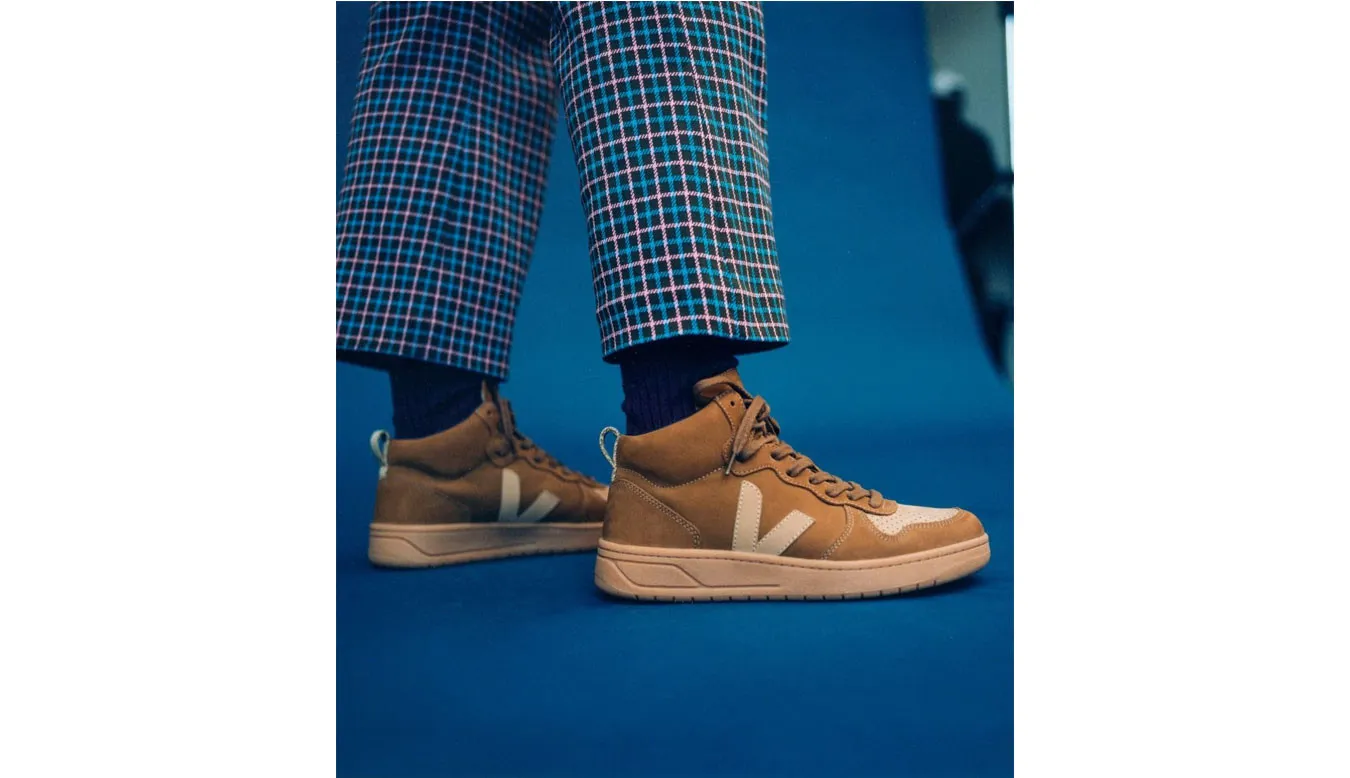 Veja V-15 Nubuck Camel Desert